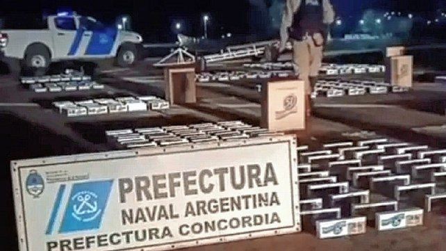 Secuestraron 5.000 paquetes de cigarrillos y más de 2.350 desodorantes durante el operativo.