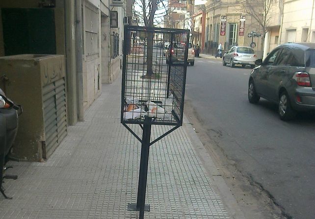Un cesto de basura mal ubicado