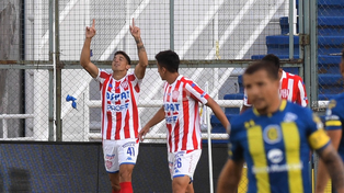 Los saludos a Gastón González tras su primer gol en Unión