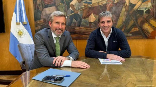 Frigerio dijo que respalda las medidas que simplifiquen la burocracia. Foto de archivo con el ministro Luis Caputo.