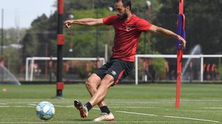 Velas por Gentiletti. Santiago se repone de una contractura del duelo con Lanús.