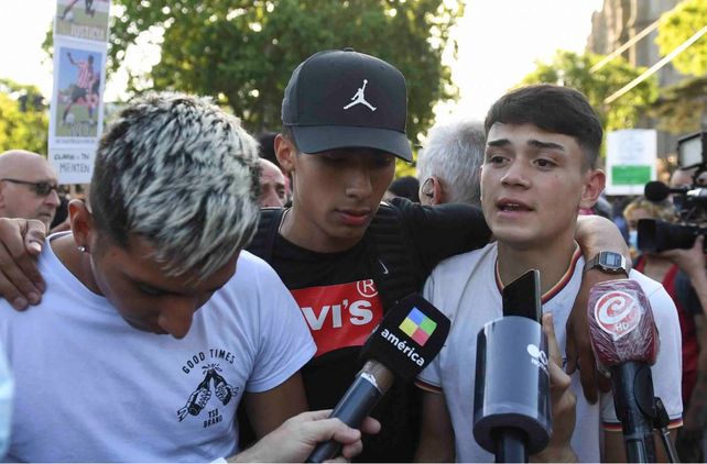 Amigos de Lucas participaron de una de las marchas para pedir justicia por su muerte. 