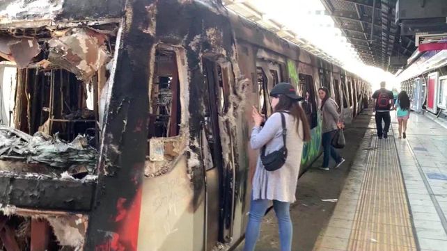 Las protestas sociales que estallaron en octubre de 2019 incluyeron actos de violencia y la destrucción de bienes públicos y privados. 