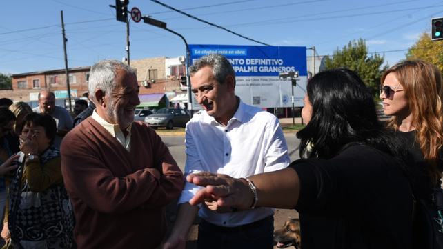 Pablo Javkin en la puesta en marcha del plan de pavimentación en Empalme Graneros. 