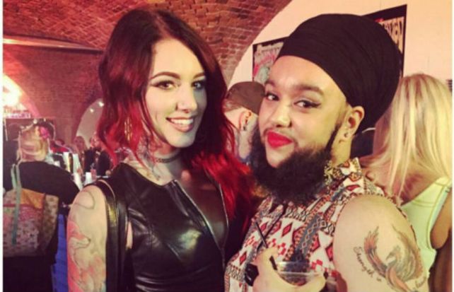Harnaam Kaur (derecha) junto a una amiga en una exposición artística.