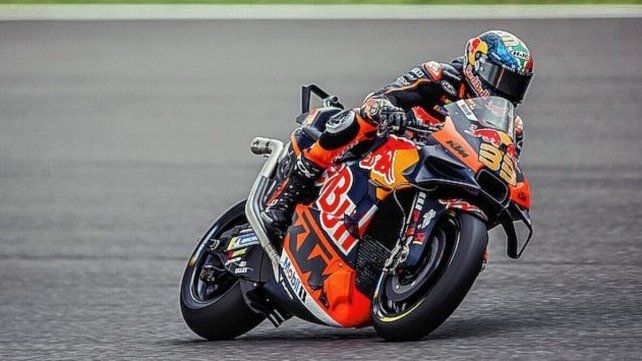 El sudafricano Brad Binder le dio la primera victoria sprint de la temporada a KTM.
