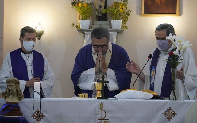 El arzobispo Martín encabezó una misa en el cementerio El Salvador