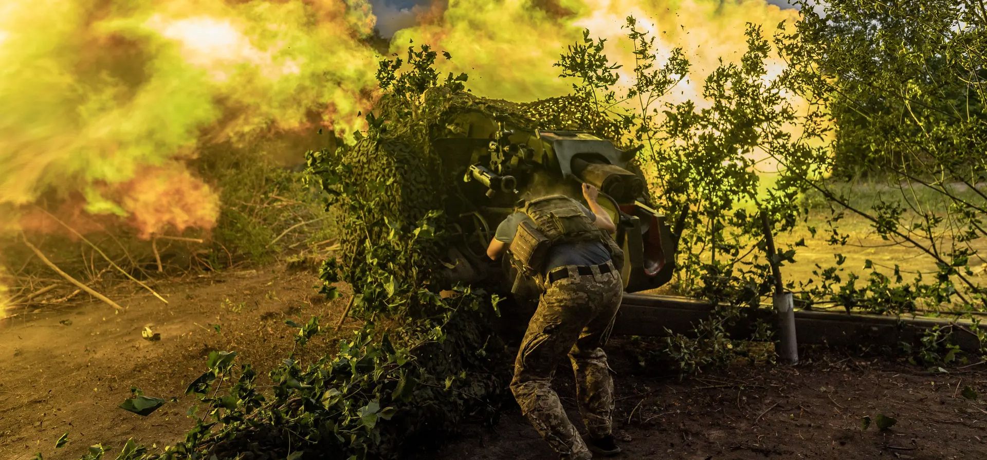 Óblast de Donetsk, Ucrania. Soldados ucranianos usando fuego de artillería D-30 contra posiciones rusas en dirección a Klishchiivka mientras continúa la guerra entre Rusia y Ucrania. Fotografía: Agencia Anadolu/Getty Images Óblast de Donetsk, Ucrania. Soldados ucranianos usando fuego de artillería D-30 contra posiciones rusas en dirección a Klishchiivka mientras continúa la guerra entre Rusia y Ucrania. Fotografía: Agencia Anadolu/Getty Images