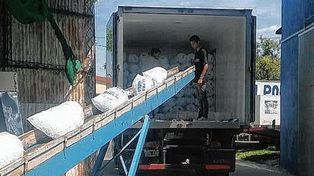 Las altas temperaturas desde hace más de 15 días, sumado al incremento de consumo por las recepciones, despedidas de año, Navidad y demás, dispararon la venta de hielo en Paraná.