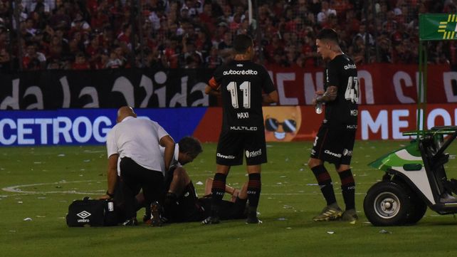 Fuera de acci&oacute;n. Mauro Formica es atendido por el m&eacute;dico Juan Pablo Gonzalo. El volante se retir&oacute; por un dolor en el pubis.