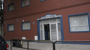 Colgaron banderas con mensajes mafiosos en dos escuelas en la zona sur