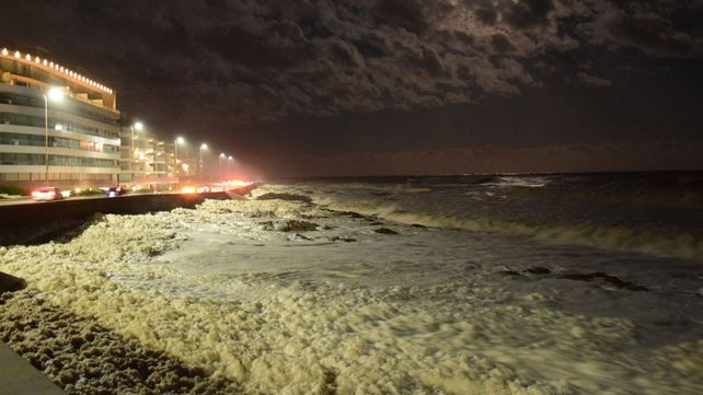 Una oleada de espuma sorprendió a la costa de Punta del Este