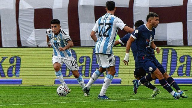 Argentina rescató un valioso punto ante Paraguay y sueña