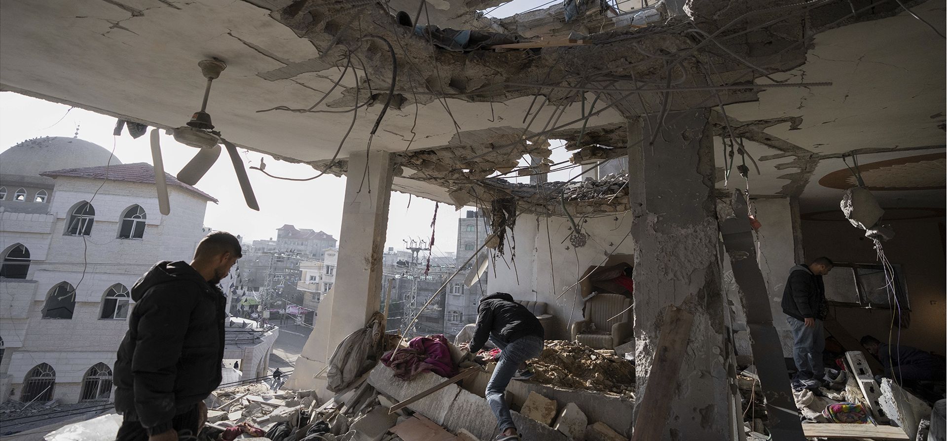 Palestinos observan un edificio residencial dañado después de un ataque israelí en Rafah, sur de la Franja de Gaza, el miércoles 10 de enero de 2024. (Foto AP/Fatima Shbair) Palestinos observan un edificio residencial dañado después de un ataque israelí en Rafah, sur de la Franja de Gaza, el miércoles 10 de enero de 2024. (Foto AP/Fatima Shbair)