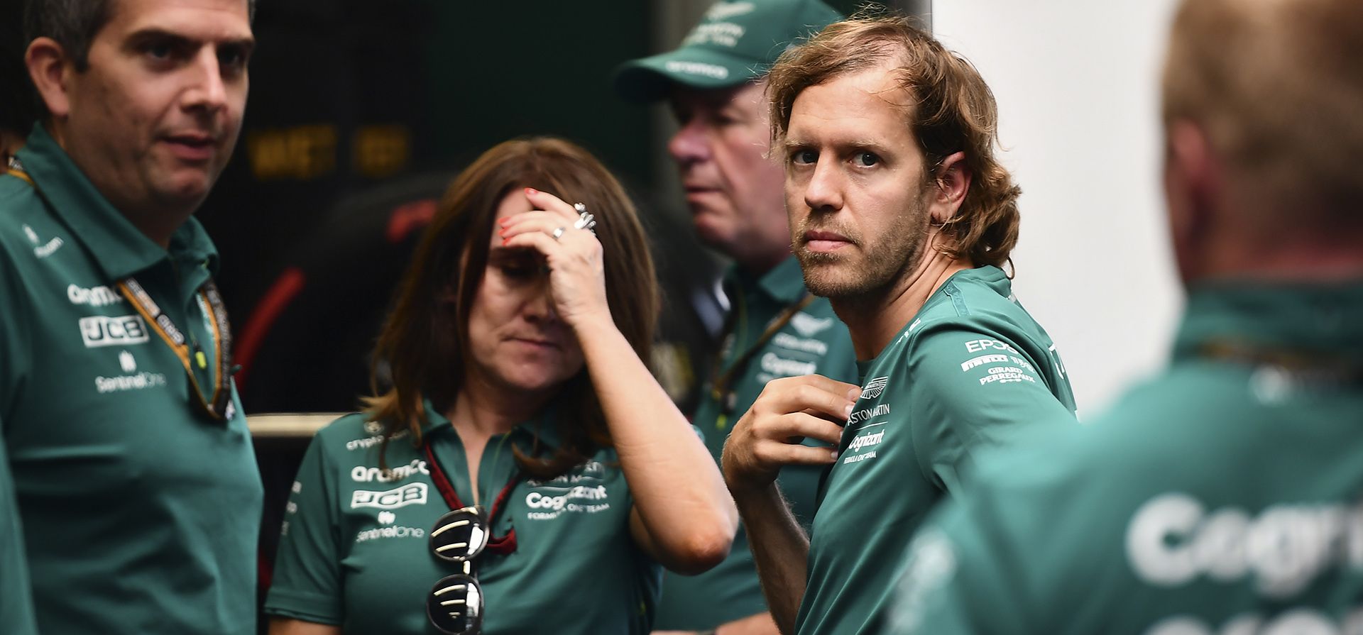 El piloto de Aston Martin, Sebastian Vettel, de Alemania, está rodeado de miembros de su equipo en el hipódromo de Hungaroring en Mogyorod, cerca de Budapest, Hungría, el jueves 28 de julio de 2022. El cuatro veces campeón de Fórmula Uno, Sebastian Vettel, anunció que su retiro será al final de la temporada.