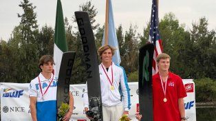 Tobías Giorgis, en el centro y en lo más alto del podio del Mundial Sub 21 en México.