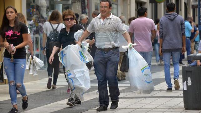 En aumento. Los comerciantes estiman que crecieron las ventas en estas horas un 30%. Foto: Mateo Oviedo