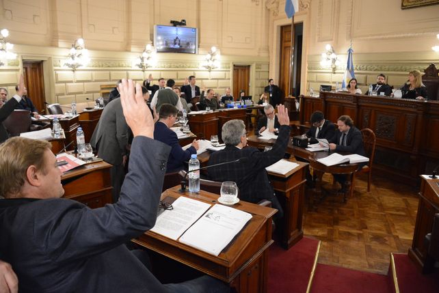 armonía. Los 19 senadores departamentales votaron de forma unánime el presupuesto y la ley tributaria. Hubo clima de amplio consenso.