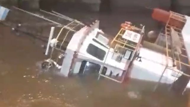 El remolcador Urano se hundió frente a la Terminal 6 de San Lorenzo.