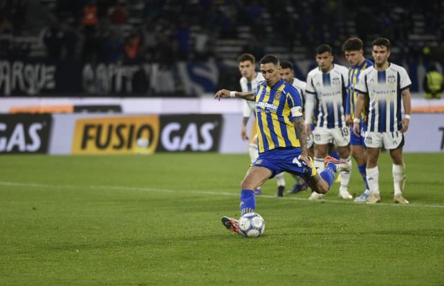Di María convierte de penal en e empate ante Talleres. El Canalla tuvo todo para ganarlo.