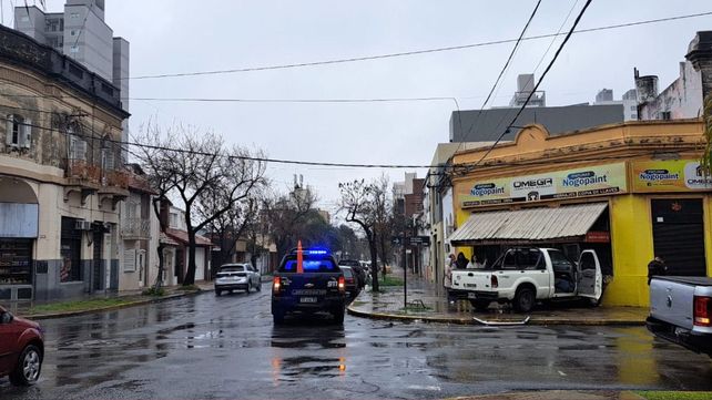 Impactante accidente: una camioneta terminó incrustada en una ferretería en Francia y Santiago del Estero Impactante accidente: una camioneta terminó incrustada en una ferretería en Francia y Santiago del Estero