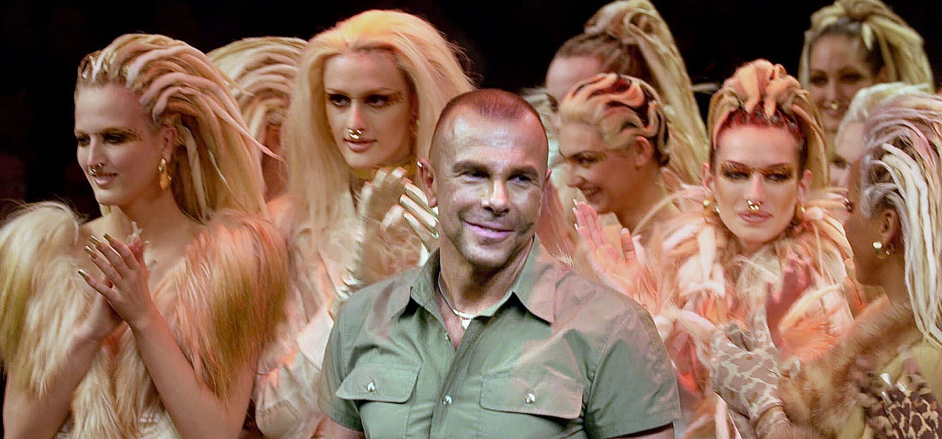 Foto archivo: El diseñador francés Thierry Mugler recibe los aplausos luego de la presentación de su colección de prêt-à-porter otoño/invierno 2001-2002 en París el 12 de marzo de 2001. El diseñador de moda francés Thierry Mugler, cuyos espectaculares diseños fueron usados por celebridades como Madonna, Lady Gaga y Cardi B, ha muerto a los 73 años.