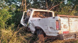 La camioneta dio de lleno contra un árbol. Sucedió en Villaguay.