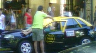 Sobrevivi&oacute; tras caer al vac&iacute;o desde el piso 23 de un hotel porte&ntilde;o sobre el techo de un taxi