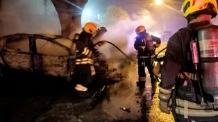 Dos autos dañados por incendios: uno cerca de la cancha de Central y otro en zona sur