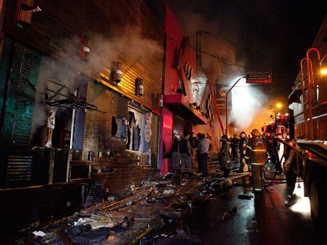 El Cromagnón de Brasil: un incendio en un boliche por una bengala dejó al menos unos 233 muertos