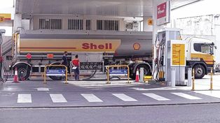 Shell se sumó a la estatal YPF y decidió aplicar una baja en el valor de sus combustibles este jueves.