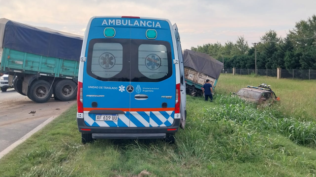 Personal policial y una ambulancia en el lugar donde finalizó la persecución.