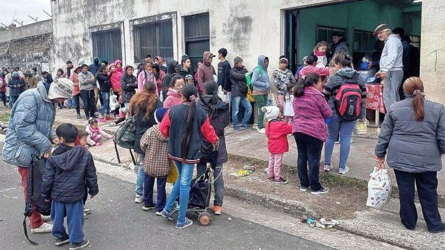 Las filas son incesantes en la zona sur de Concordia por un plato de comida.