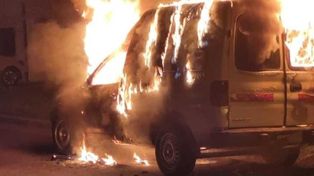 Una chevrolet Corsa blanca se incendió en la madrugada del miércoles por razones aún no establecidas.