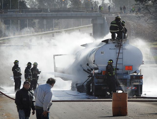 Nueva tragedia en Rosario: las impactantes imágenes del incendio del camión cisterna