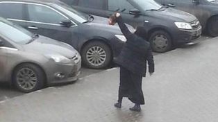Una niñera decapitó a la menor que cuidaba y exhibió su cabeza en la calle
