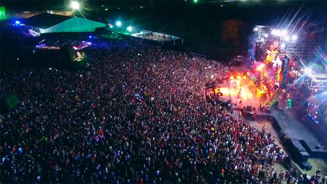 Una multitud se convoca todos los años en torno al escenario principal.