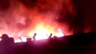 Al menos 80 colectivos se incendiaron al caer pirotecnia en una terminal de Quilmes