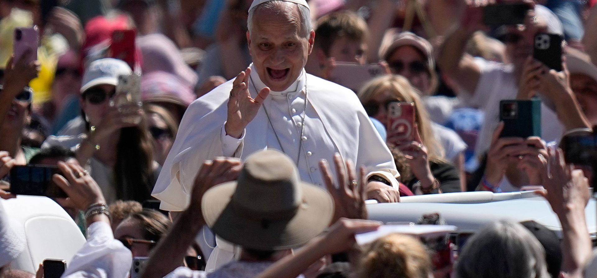 El papa León XIV saluda a su llegada a la Plaza de San Pedro en el Vaticano para su audiencia general semanal, el miércoles 27 de mayo de 2026. (Foto AP/Alessandra Tarantino) El papa León XIV saluda a su llegada a la Plaza de San Pedro en el Vaticano para su audiencia general semanal, el miércoles 27 de mayo de 2026. (Foto AP/Alessandra Tarantino)