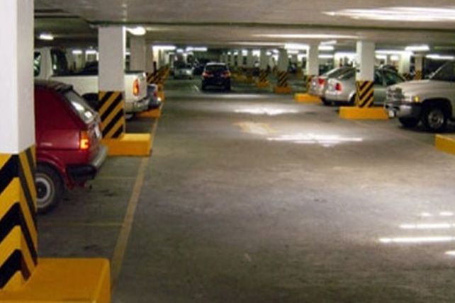 Los estacionamientos deberán reservar un espacio para motos y bicicletas