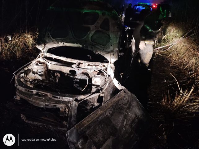 El auto encontrado con dos cadáveres en su interior estaba destruido por el fuego.