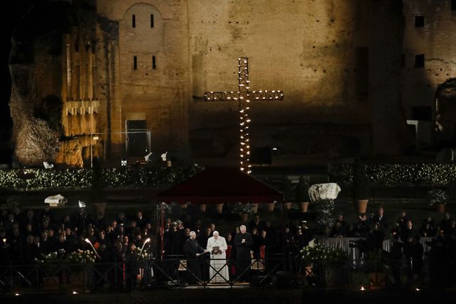 Viernes santo. Imponente marco de la celebración. Francisco siguió la procesión desde un podio.