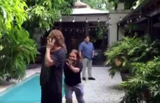 El momento exacto en que el líder de Maná cae en la pileta con su celular.