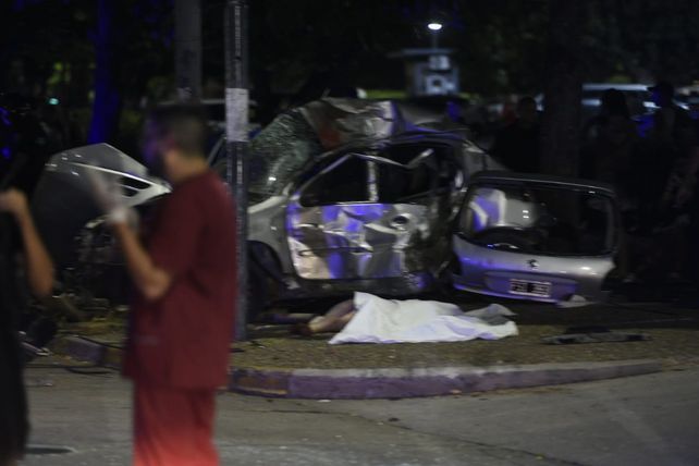 A las 21.07 el semáforo de Illia y Presidente Roca comenzó a fallar por el feroz impacto del Peugeot 206