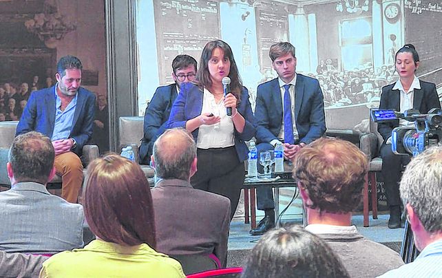 Equipo. Economistas y analistas de la Bolsa plantearon una crítica situación sobre la campaña triguera.