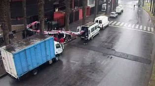 La bandera de Los Monos es sacada del Coloso el domingo 25 de junio. La noche anterior había sido expuesta durante el partido despedida de Maxi Rodríguez.