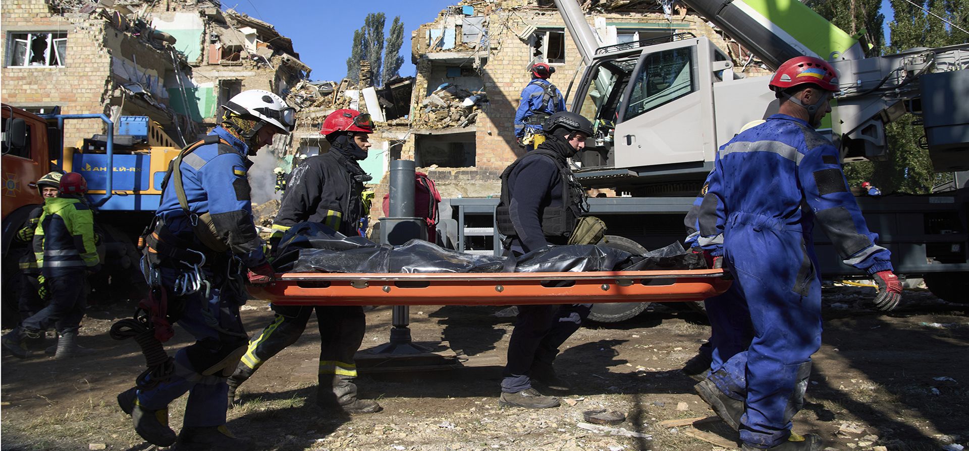 Bomberos cargan un cuerpo frente a un edificio dañado tras un ataque ruso en Kiev, Ucrania, el jueves 28 de agosto de 2025. (Foto AP/Efrem Lukatsky) Bomberos cargan un cuerpo frente a un edificio dañado tras un ataque ruso en Kiev, Ucrania, el jueves 28 de agosto de 2025. (Foto AP/Efrem Lukatsky)