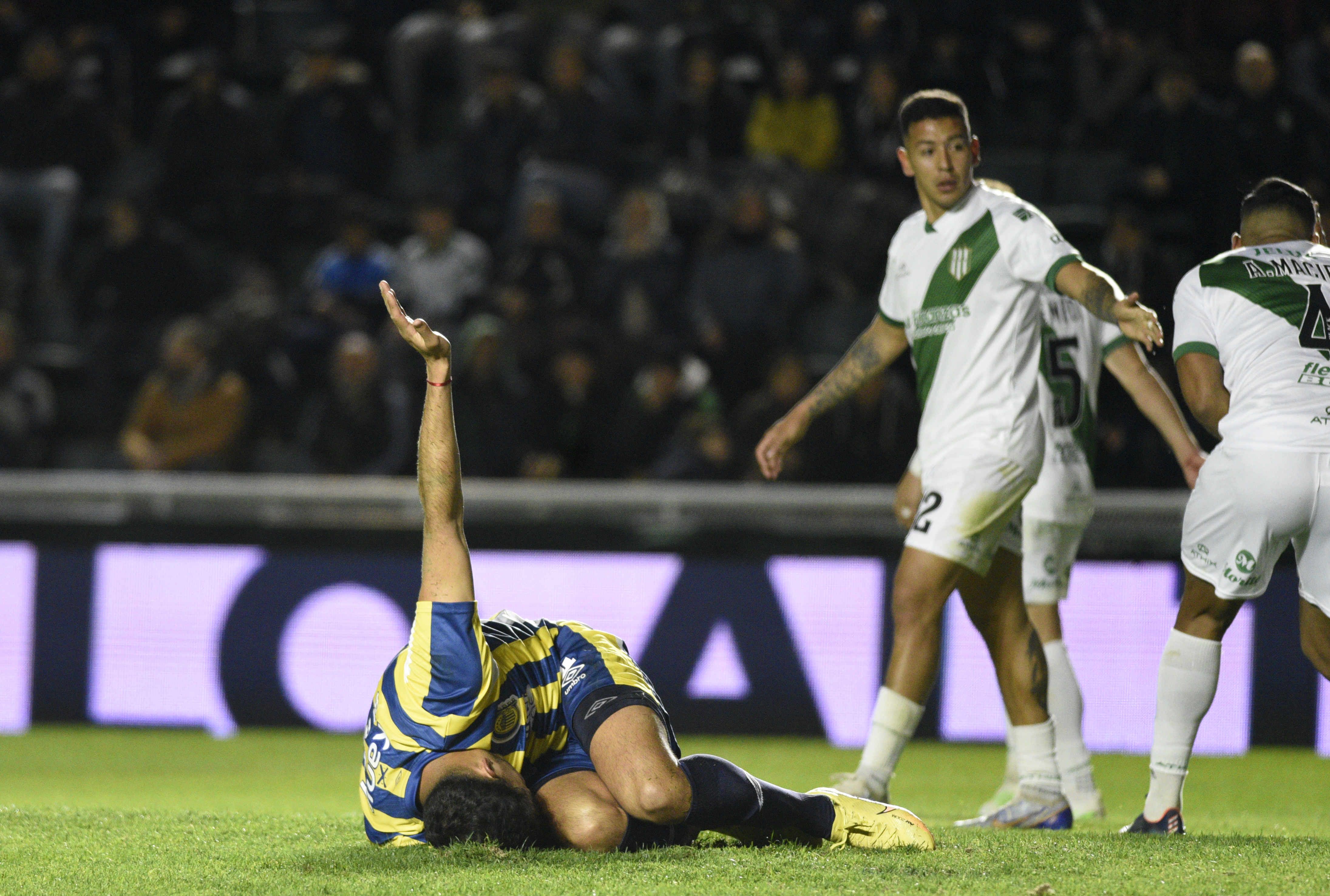 Octavio Bianchi se desplomó a los 24’ tras el pisotón de Maciel. Fue penal