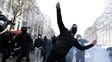 Un manifestante lanza una botella a la policía antidisturbios durante la manifestación de este jueves en París.