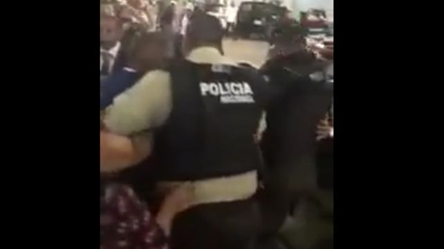 A la cárcel. El novio es llevado a los empujones por varios policías. La novia intentó evitar el arresto.&nbsp;